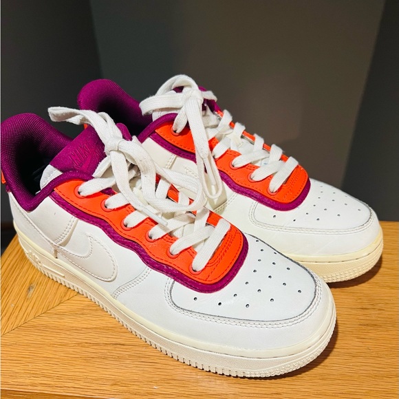 Nike - Picture 2 of 5